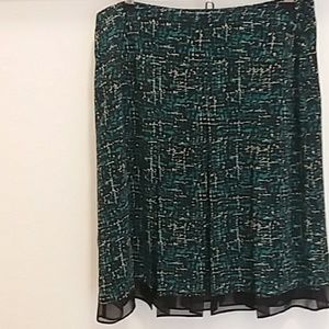 Pleated skirt‎